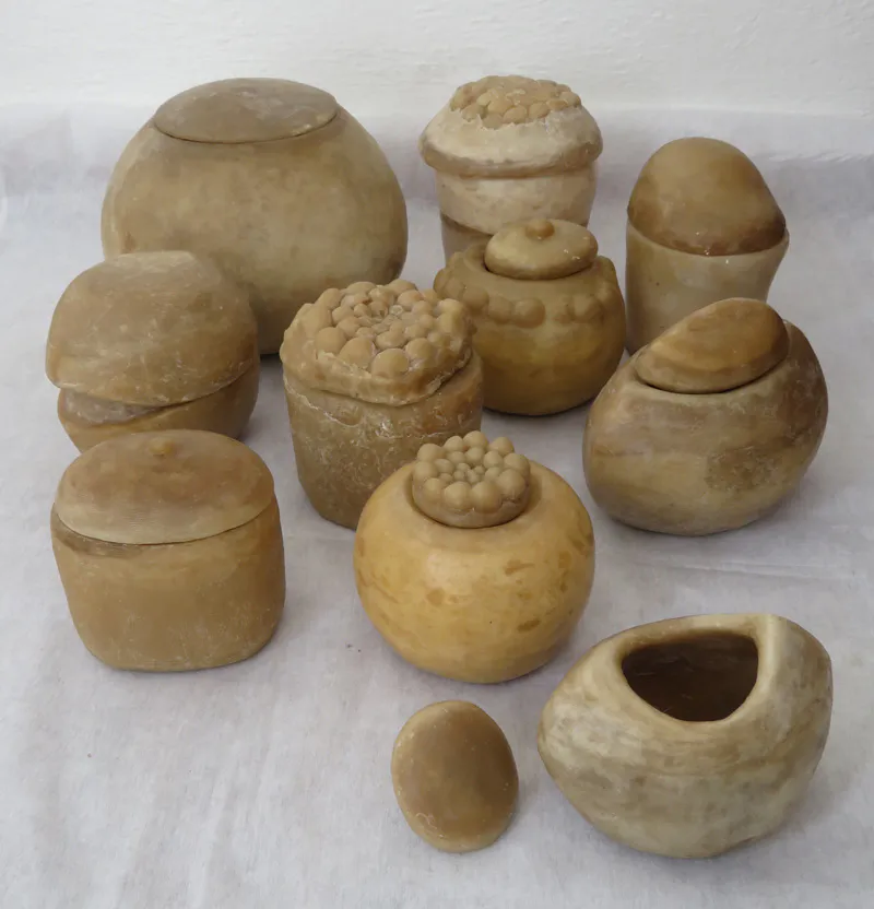 <p>Contenedores de cera de abeja para miel. 2010. Entre 10 y 18 cm de alto.</p>
