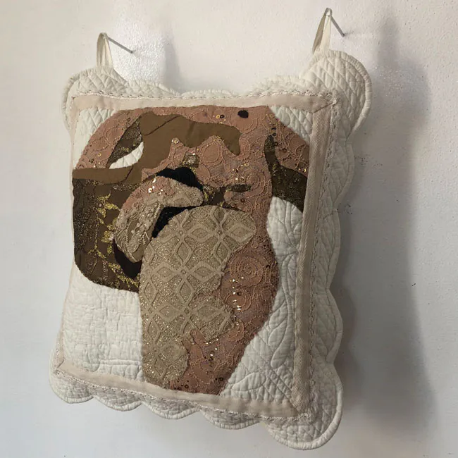 <p>Crepúsculo. 2020. Pintura acrílica y aplicaciones de tela sobre lienzo. 100 x 156 cm.</p>
