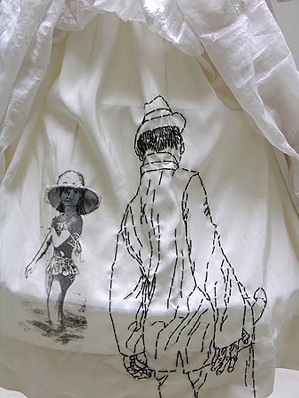 <p>La novia niña | Vestido bordado | 100 x 60 x 60 cm | 2006</p>
