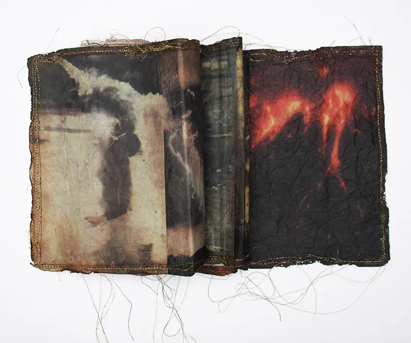 <p>Inmolación I | transferencia con costura | 2009</p>
