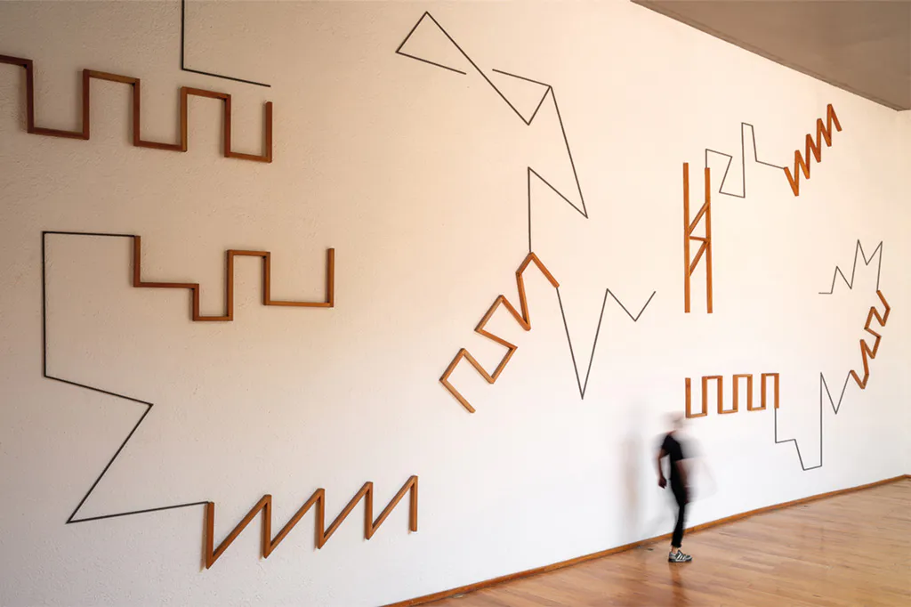 <p>Otros jardines, otra sangre Medidas Variables | Metal y madera de cedro | Cortesía Museo Experimental el Eco. Fotografía: Pavka Segura</p>
