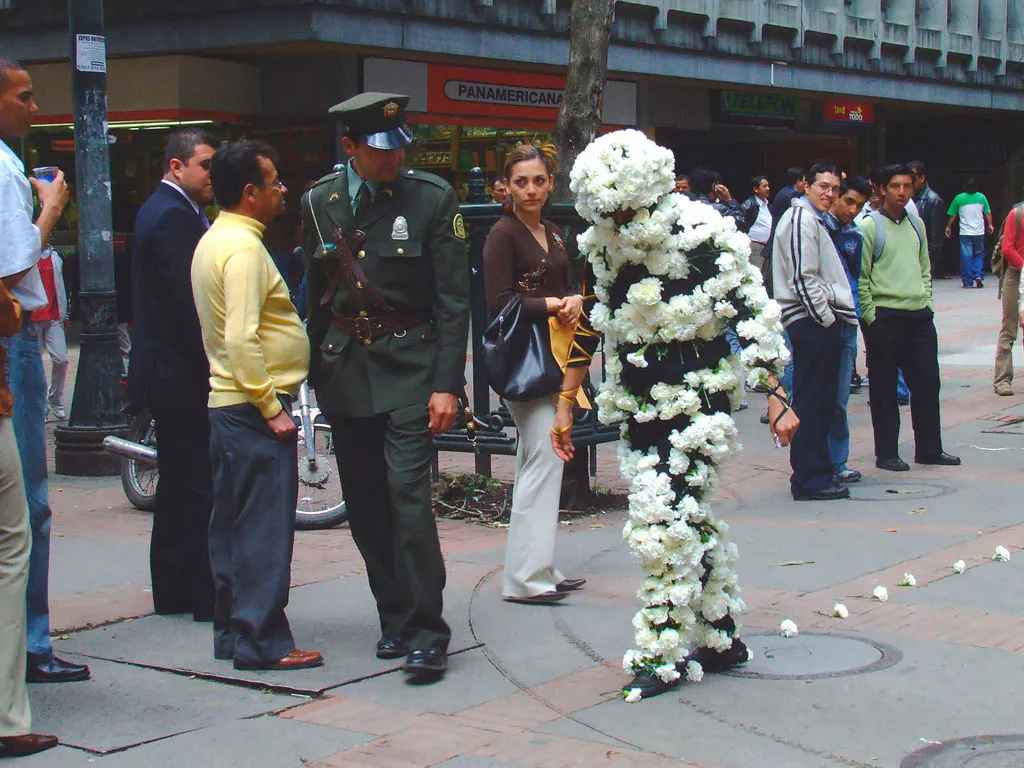 <p>48.480 blancos y uno rojo | Carrera 7ª, entre 13 y 14 | Bogotá, Colombia | 6 noviembre 2007</p>
