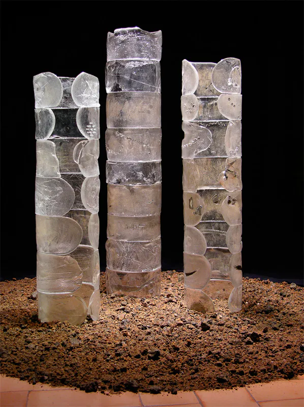 <p>Triada | Vidrio vaciado manipulado, inclusiones, base de tezontle | 115 x 150 x 150 cm | 2006</p>
