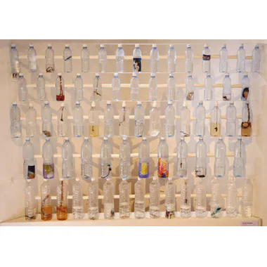 <p>El muro | de la serie: muerte por agua | colectivo Malaleche | botellas y otros objetos | 200 x 180 cm | 2006</p>
